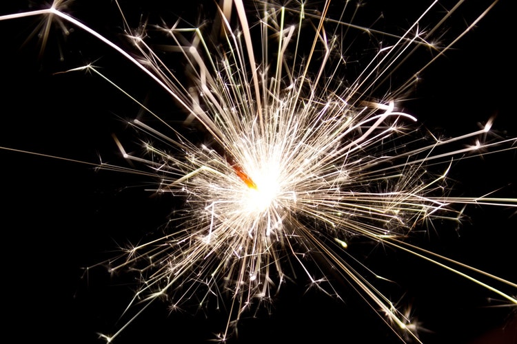 Sparkler throwing medium-carbon sparks